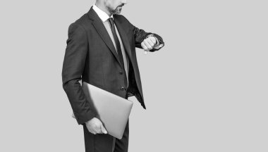 Zaman yönetimi. İşkolik kontrol zamanı. Programın gerisinde. Profesyonel ağ yöneticisi bilgisayarı tutuyor. Bilgisayarlı patron. Teslim tarihi. Çevrimiçi çalışan kırpılmış iş adamı. iş başarısı.