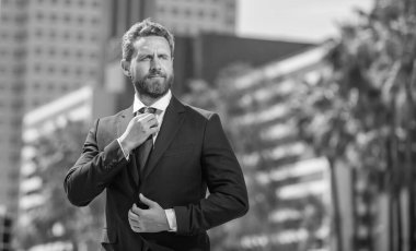 Zarif takım elbiseli kendine güvenen adam dışarıda, kopyalama alanı, iş.