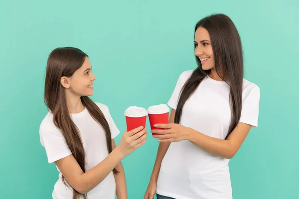 Gelukkige Moeder Dochter Houden Afhaalkoffie Blauwe Achtergrond Proost — Stockfoto