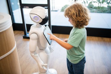 Meraklı çocuk robot yapay zekası ve iletişimiyle etkileşime geçiyor..