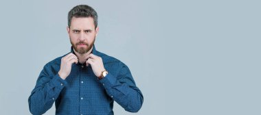 Tıraşsız adam düğmesi gündelik gömlek gri arka plan, gayri resmi. İnsan yüzü portresi, kopyalama alanı olan pankart