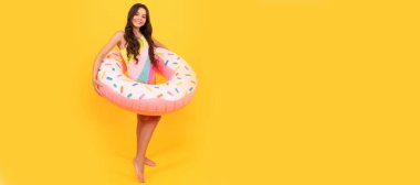 aktif çocukluk. Yaz çocuk hafta sonu. Güneş banyosu. Yaz tatili. Yazlık mayo giyen kız çocuğu afişi, fotokopi alanı olan poster başlığı