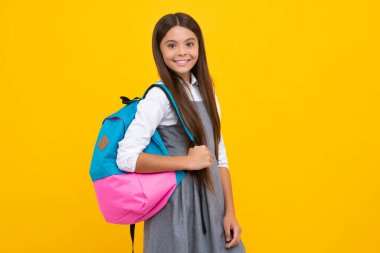 Sırt çantalı okul çocuğu. Tecrit edilmiş genç bir öğrenci. Öğrenme ve bilgi. Git çalış. Eğitim konsepti. Mutlu kız yüzü, pozitif ve gülümseyen duygular