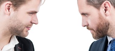 İnsan yüzü portresi, fotokopi alanı olan pankart. İş rekabeti. İş insanlarını tartışıyorlar. Tatminsiz adamlar başarısızlığı tartışır