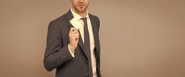 Kesilmiş ceketli adam fotokopi alanı olan kartvizitini gösteriyor, bizimle irtibata geç..