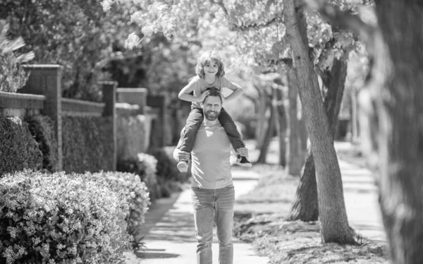 Feliz Padre Con Niño Divertirse Juntos Parque Valor Familiar —  Fotos de Stock
