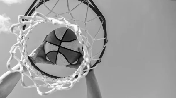 Basket Boll Flyger Genom Korgen Spelare Händer Kopiera Utrymme Inriktning — Stockfoto