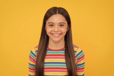 Mutlu kız çocuk gülümse sarı arka plan, evlat.