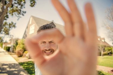 Tamam, mutlu sakallı adamın jesti seçici odaklanma, mükemmel..