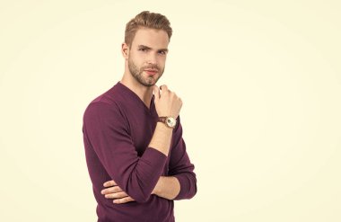 Şık saçlı, tıraşsız çeneli, sıradan mor kazaklı beyaz bir kuaförde izole edilmiş seksi bir adam..