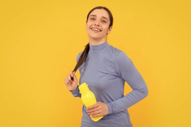 Susadım. Plastik şişeli genç kız. Sağlıklı bir yaşam tarzı. Vücuttaki su dengesi. Günde bir içki. Sıvı yeterliliği. Susuz kalma. Neşeli kadın maden suyu tutar.