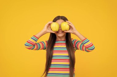 Elmalar görme duyunu geliştirir. Mutlu çocuk, gözlerinde elma tut. Göz sağlığı için meyveler. Childs diyeti. Çocukluk beslenmesi. Doğal yiyecek..