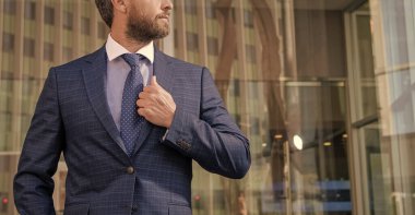 Formalite icabı kırpılmış bir iş adamı. İş başarısı. Takım elbiseli başarılı bir adam. Ofis dışında bir girişimci. Erkek resmi moda. Profesyonel CEO. Boşluğu kopyala.