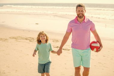 Baba, baba, baba, baba ve çocuk kumsalda el ele tutuşmuş, aile..