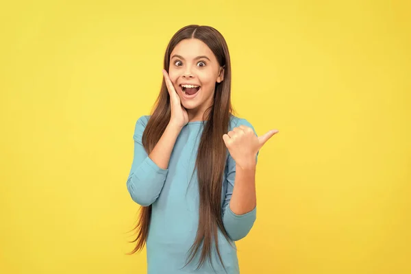 Menina Adolescente Surpreso Com Cabelo Longo Apontando Dedo Espaço Cópia — Fotografia de Stock