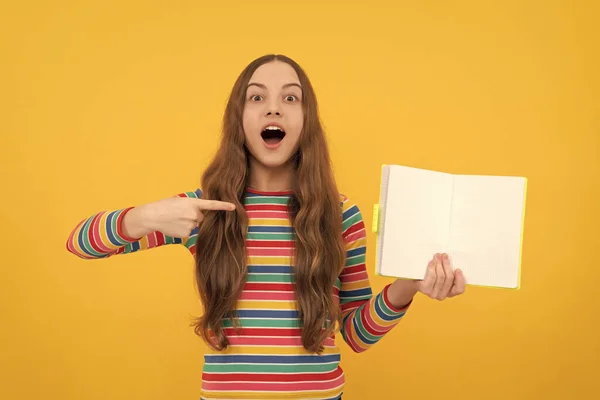 Echa Vistazo Lee Libro Chica Sorprendida Señala Con Dedo Libro — Foto de Stock