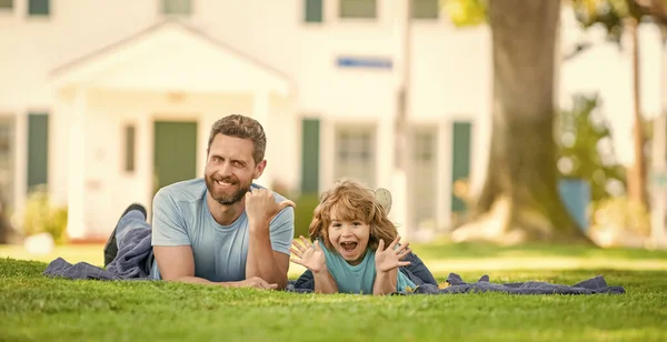 Heureux Père Avec Enfant Détendre Ensemble Sur Herbe Verte Parc — Photo