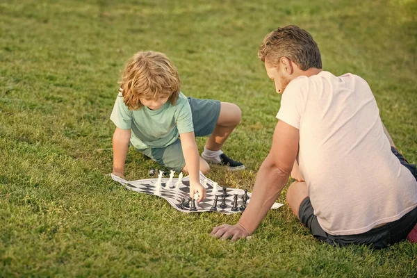 Père Fils Jouant Aux Échecs Sur Herbe Dans Parc Fête — Photo