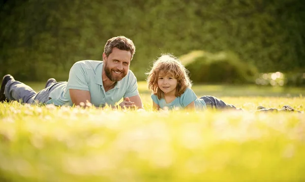 Feliz Familia Padre Hijo Niño Relajarse Parque Verano Hierba Verde — Foto de Stock