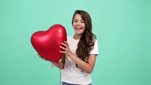 Πορτρέτο Του Ευτυχισμένου Παιδιού Δείχνει Και Μοιράζονται Καρδιά Κόμμα Μπαλόνι — Αρχείο Βίντεο