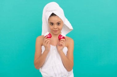 Banyo kulesinde gülümseyen çocuk cilt kremini seç, cilt kremi.