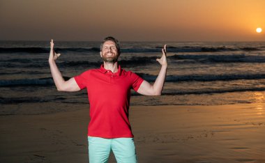 Mutlu, başarılı adam gün batımında yaz plajında, başarı..