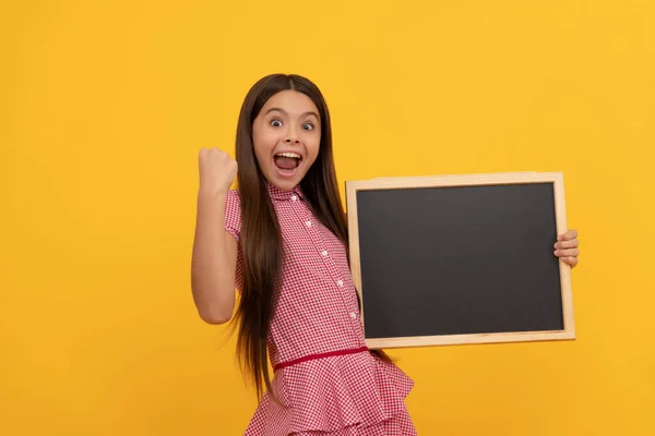 Volta Escola Criança Apresentando Informações Novidade Educação Infantil Espaço Cópia — Fotografia de Stock