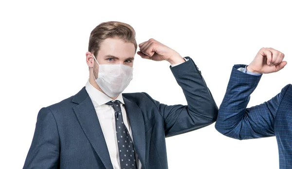 顔のマスク肘バンパーの専門家男性ビジネスマンと同僚と分離白 コロナウイルス挨拶 — ストック写真