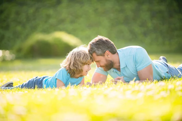 Padre Encantador Con Niño Día Verano Paternidad Paternidad Día Los — Foto de Stock