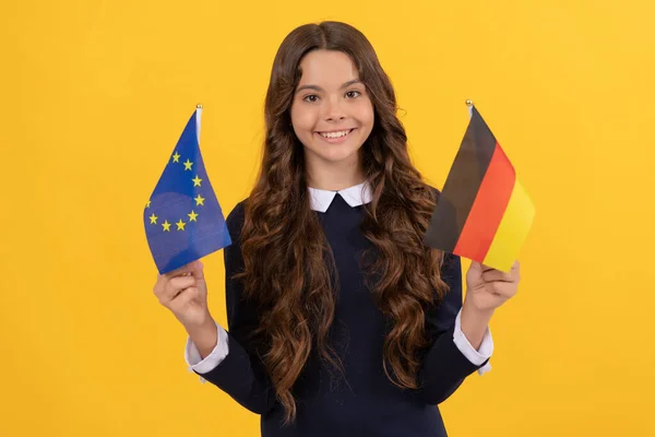 Feliz Niño Celebrar Unión Europea Bandera Alemana Fondo Amarillo Alemania — Foto de Stock