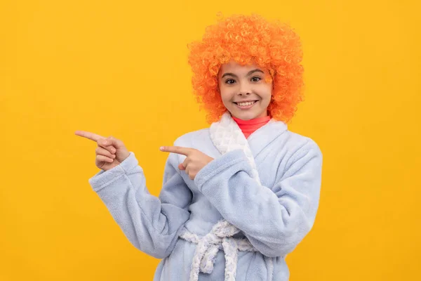 Χαρούμενο Παιδί Φανταχτερά Πορτοκαλί Μαλλιά Περούκα Φορούν Σπίτι Μπουρνούζι Σκηνοθεσία — Φωτογραφία Αρχείου