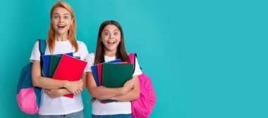 Anne ve kız çocuk afişi, kopyalama alanı, izole edilmiş arka plan. Şaşkın öğrenci ve öğrenci. Anne ve genç kız ders çalışıyor. özel öğretmen ve çocuk