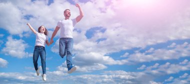 Baba ve kızı gökyüzünde zıplıyorlar, fotokopi aletiyle pankart asıyorlar. parlak gelecek