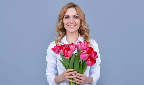 Gri Arka Planda Bahar Lale Çiçekleri Olan Mutlu Bir Kız — Stok fotoğraf