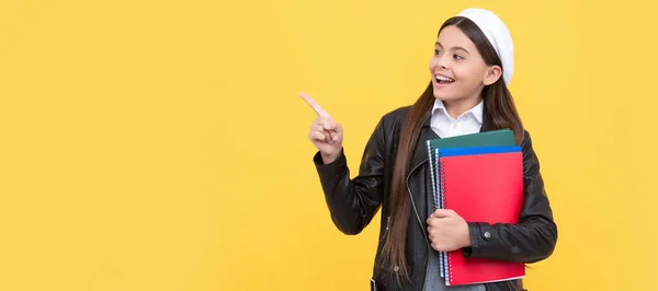 Kijk Happy School Kind Wijzen Vinger Gele Achtergrond Portret Van — Stockfoto