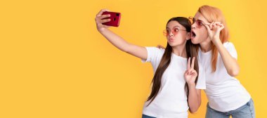 Anne ve kız çocuk afişi, kopyalama alanı, izole edilmiş arka plan. Modern hayat. mobil teknoloji. Görüntülü arama yapıyorum. anne ve kız vlogging