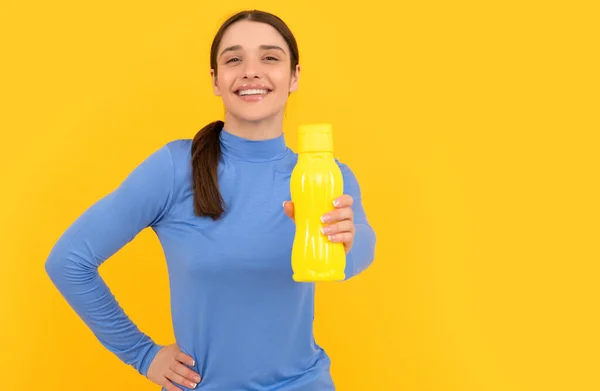 Χαρούμενο Νεαρό Κορίτσι Προσφέρει Αθλητικό Μπουκάλι Νερό Ενυδάτωση — Φωτογραφία Αρχείου