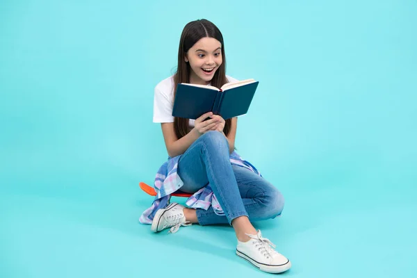 Девочка Подросток Учится Книгами Концепция Знаний Воспитания Детей Счастливый Подросток — стоковое фото