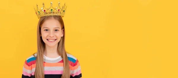 Criança Adolescente Feliz Coroa Rainha Fundo Amarelo Criança Rainha Princesa — Fotografia de Stock