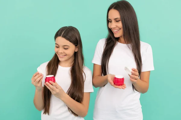 Felice Mamma Figlia Tenere Crema Vaso Sfondo Blu — Foto Stock