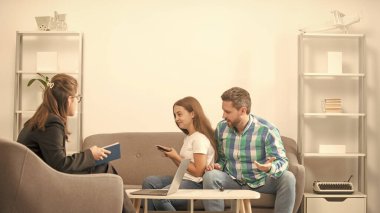 Telefon bağımlısı bir çocuk, babası psikolog problemi çözüyor, ailesi var..