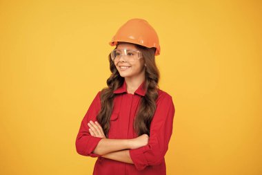 Koruyucu şapkalı neşeli kız ellerini çaprazladı, gelecekteki kariyeri....
