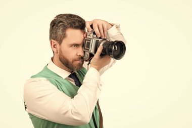 Erkek fotoğrafçı. kopyalama alanı. Adam fotoğraf çekiyor. Elinde fotoğraf makinesi olan adam. Amatör ve profesyonel fotoğrafçılık. Çekimler beyaza izole edildi. Fotoşop. Fotoğraf işi. resim çekmek..