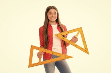 Mutlu çocuk tutun üçgen cetvel okulda cebir çalışmak beyaz izole, okula geri.