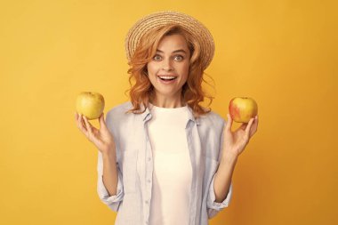 sağlıklı bir hayat. diyet ve cilt güzelliği. Diş bakımı. Yemek molası. Detoks. Elma meyveli mutlu kız. Vitamin ve diyet. Hasır şapkalı kadın sağlıklı yemek yiyor. Gençlik sağlığı. Doğal organik taze elma