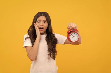 Şok çocuk, retro alarm saatini tut, saati göster, ertele.