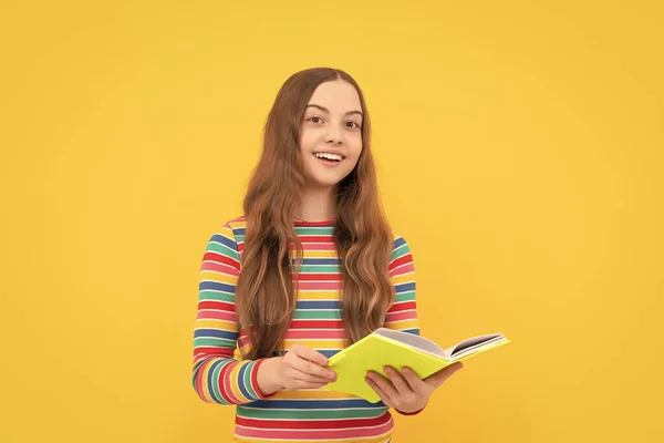 Menina Feliz Criança Sorriso Segurando Escola Livro Amarelo Fundo Literatura — Fotografia de Stock