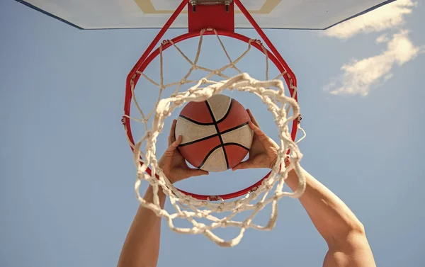 Giocatore Basket Lancia Palla Nel Cerchio Sfondo Cielo Targeting — Foto Stock