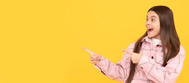 Şaşırmış çocuk pembe kareli gömlek giyer. Ürün sunar, fotokopi alanı, duyuru. Çocuk yüzü, yatay poster, izole edilmiş genç kız portresi, fotokopi alanı olan pankart