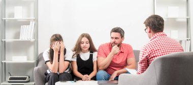 Genç çiftli psikolog, psikoterapist ya da evlilik danışmanı çift ve çocuk akıl sağlığı, aile sorunu, aile terapisi. Psikolog baba, anne ve kız için aile terapisi yapıyor.